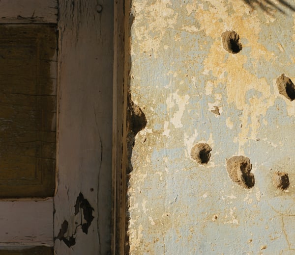 Carlos Garaicoa, Balazos y puerta (Shots and Door), 1997